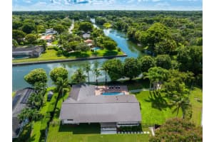 10945 Sw 75th Ct, Pinecrest