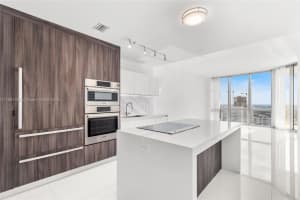 851 Ne 1st Ave 2506, Miami