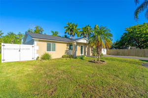 1120 SW 128th Dr, Davie, FL 33325 - MLS#A11861523