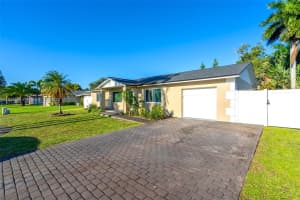 1120 SW 128th Dr, Davie, FL 33325 - MLS#A11861523