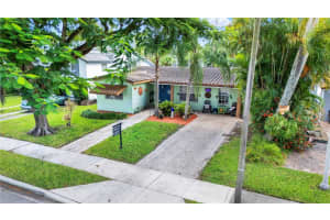 1214 Polk St, Hollywood, FL 33019 - MLS#A11861691