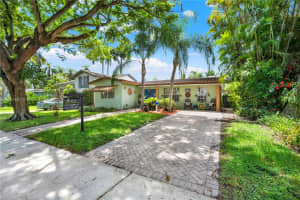 1214 Polk St, Hollywood, FL 33019 - MLS#A11861691