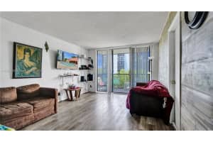 3101 N Country Club Dr 401, Aventura