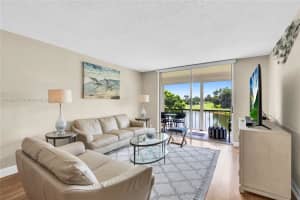9320 S Hollybrook Lake Dr 203, Pembroke Pines