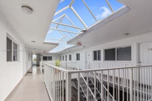 1986 Biarritz Dr 304, Miami Beach, FL 33141 - MLS#A11862805