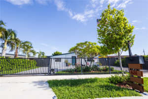 631 SE 3rd Pl, Hialeah, FL 33010 - MLS#A11863704