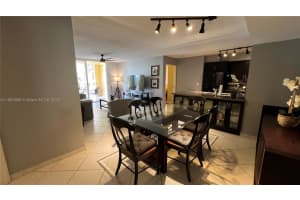 19555 E Country Club Dr 8305, Aventura