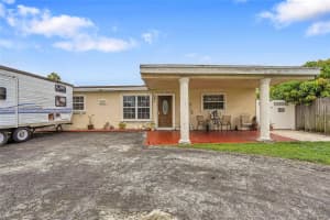 940 N 73rd Way, Hollywood, FL 33024 - MLS#A11864860
