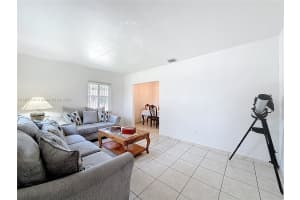 675 W 30th St, Hialeah, FL 33012 - MLS#A11865743