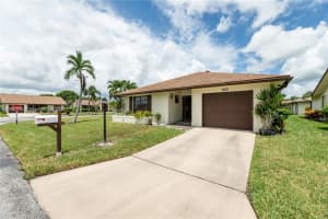6109 Ambertree Ln, Green Acres
