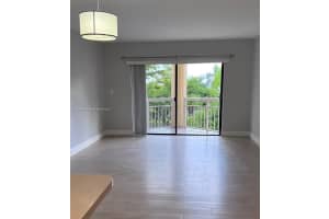 8290 Lake Dr 421, Doral