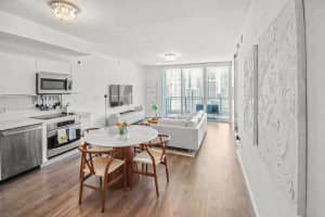 90 Sw 3rd St 2703, Miami