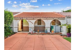 6928 Holly Rd, Miami Lakes