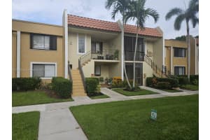 436 Lakeview Dr 104, Weston