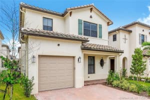 9832 W 34th Ln, Hialeah