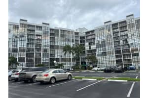800 Parkview Dr 406, Hallandale Beach