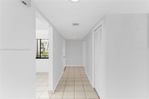 301 Lakeview Dr 102 Weston, FL 33326 - MLS#A11869788