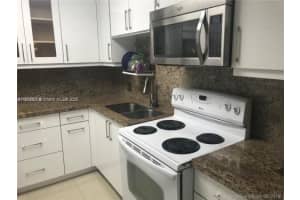 3401 N Country Club Dr 219, Aventura