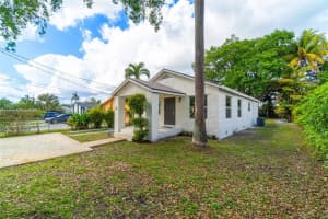 30 SW 7th St, Hallandale Beach, FL 33009 - MLS#A11870354