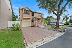 381 NW 102nd Ter, Pembroke Pines, FL 33026 - MLS#A11870477