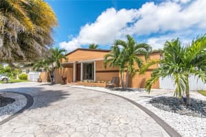 943 W 64th Pl, Hialeah