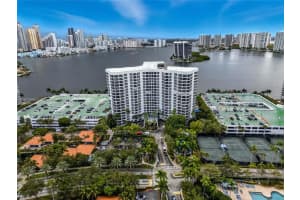 3600 Mystic Pointe Dr 305, Aventura
