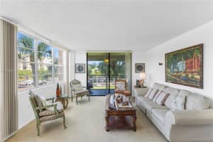 1000 Saint Charles Pl 319, Pembroke Pines, FL 33026 - MLS#A11870674