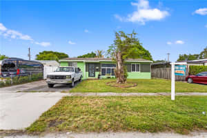 6611 Park St, Hollywood, FL 33024 - MLS#A11871632