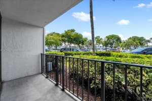 1000 Parkview Dr 129, Hallandale Beach