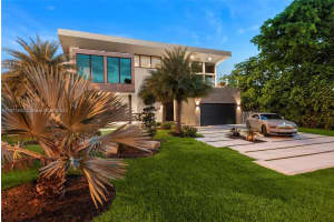 521 Holiday Dr, Hallandale Beach