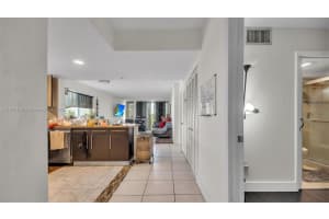 8001 Crespi Blvd 4B, Miami Beach, FL 33141 - MLS#A11872145