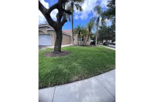 1371 Bayview Cir, Weston