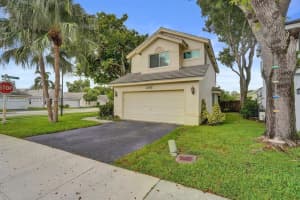 2747 Pinewood Ct, Davie