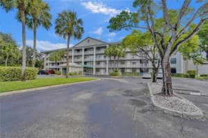 1502 Whitehall Dr 303, Davie