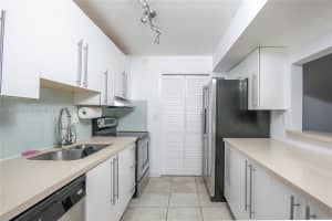 100 Lakeview Dr 117, Weston