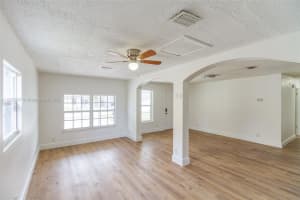 8130 SW 7th Ct, North Lauderdale, FL 33068 - MLS#A11872937