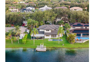 8001 Nw 166th St, Miami Lakes