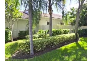 1140 Lidflower St, Hollywood, FL 33019 - MLS#A11873413