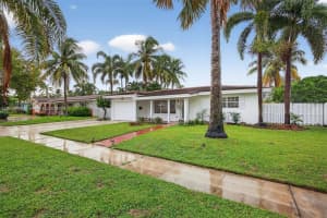 2201 NE 52nd St, Fort Lauderdale, FL 33308 - MLS#A11873668