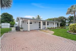7951 Nw 11th St, Pembroke Pines