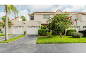21195 Helmsman Dr F12, Aventura