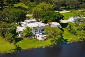11000 SW 25th St, Davie, FL 33324 - MLS#A11875380