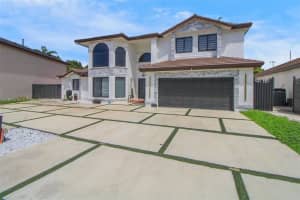 8467 Nw 201st Ter, Miami