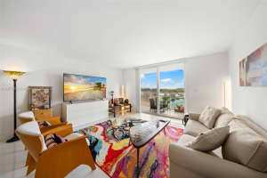 437 Golden Isles Dr 8c, Hallandale Beach