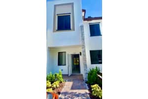 909 Ne 211th St, Miami
