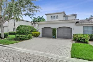 842 Spinnaker Dr E, Hollywood