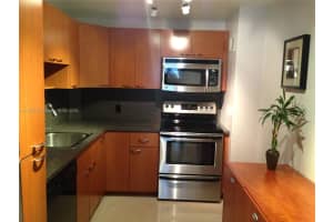 3375 N Country Club Dr 1001, Aventura