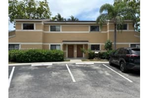 204 E Palm Cir E Pembroke Pines, FL 33025 - MLS#A11877547