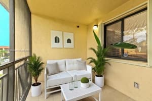 398 Lakeview Dr 205, Weston