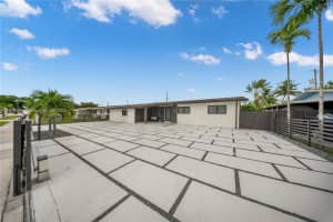 421 W 55th Pl, Hialeah